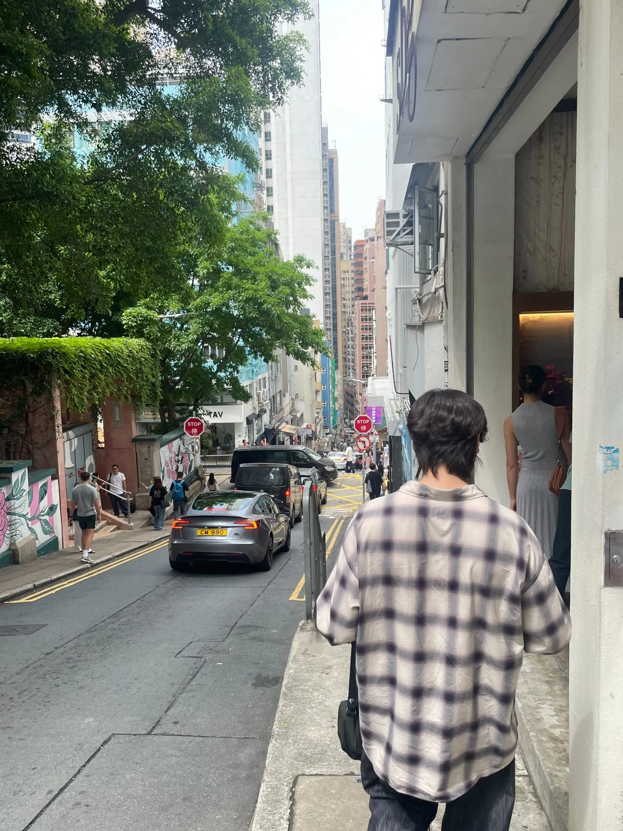 도시 거리를 걷는 유원상